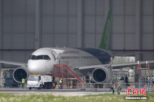 5月4日，一架國產大飛機C919在機庫內做首飛前最后的準備。中新社記者 張亨偉 攝